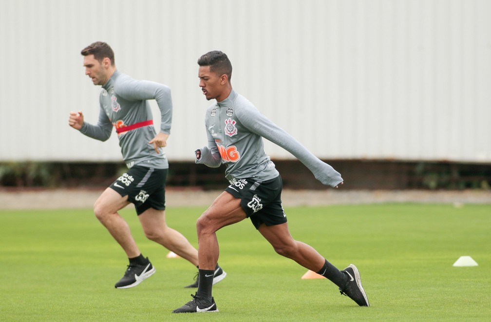 Imagem de jogadores treinando